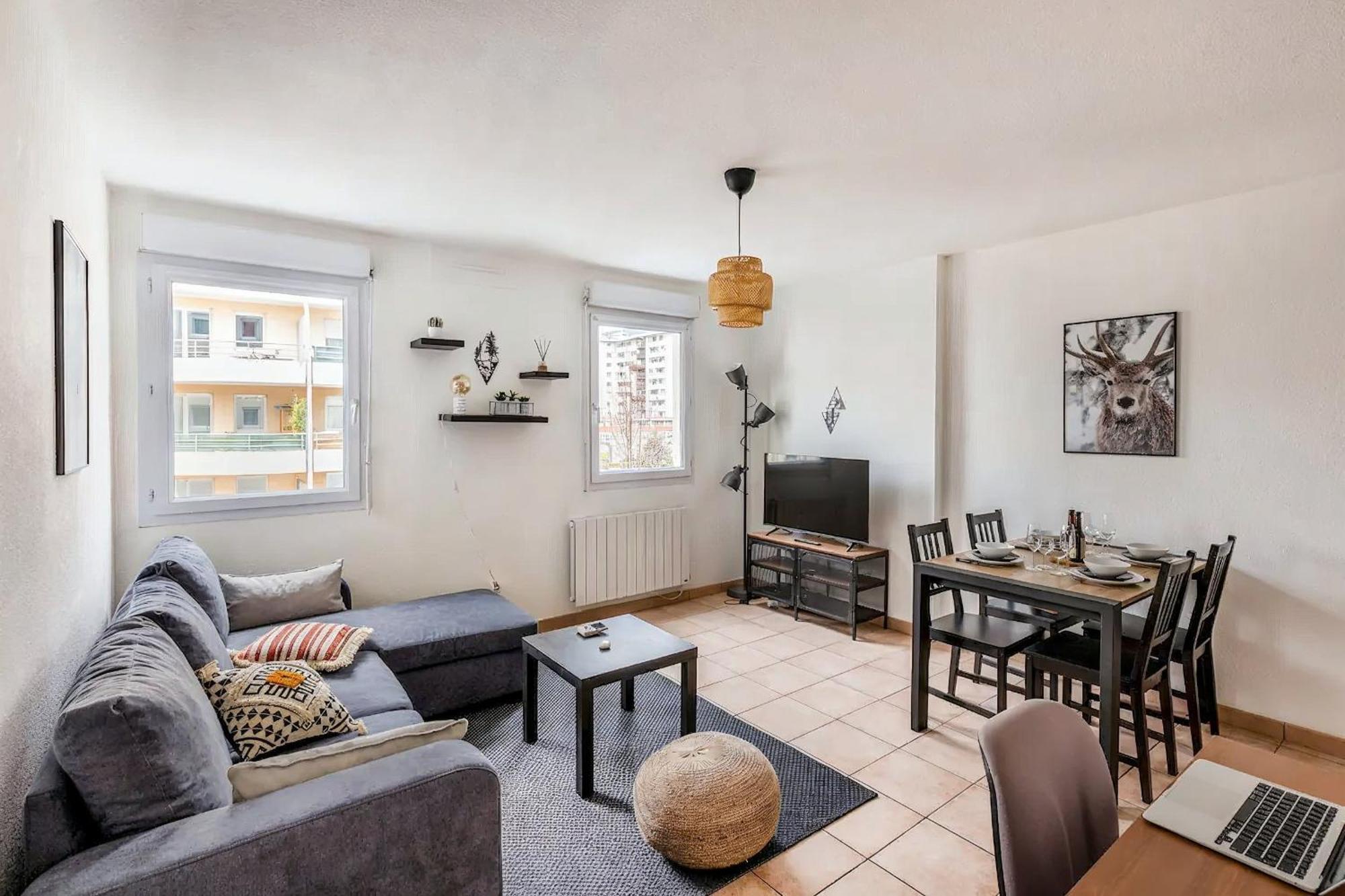 Superbe Appartement - Parking Gratuit - 4 Personnes Chambéry Exterior photo