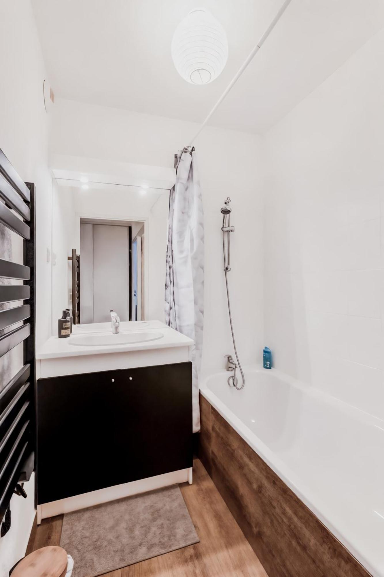 Superbe Appartement - Parking Gratuit - 4 Personnes Chambéry Exterior photo